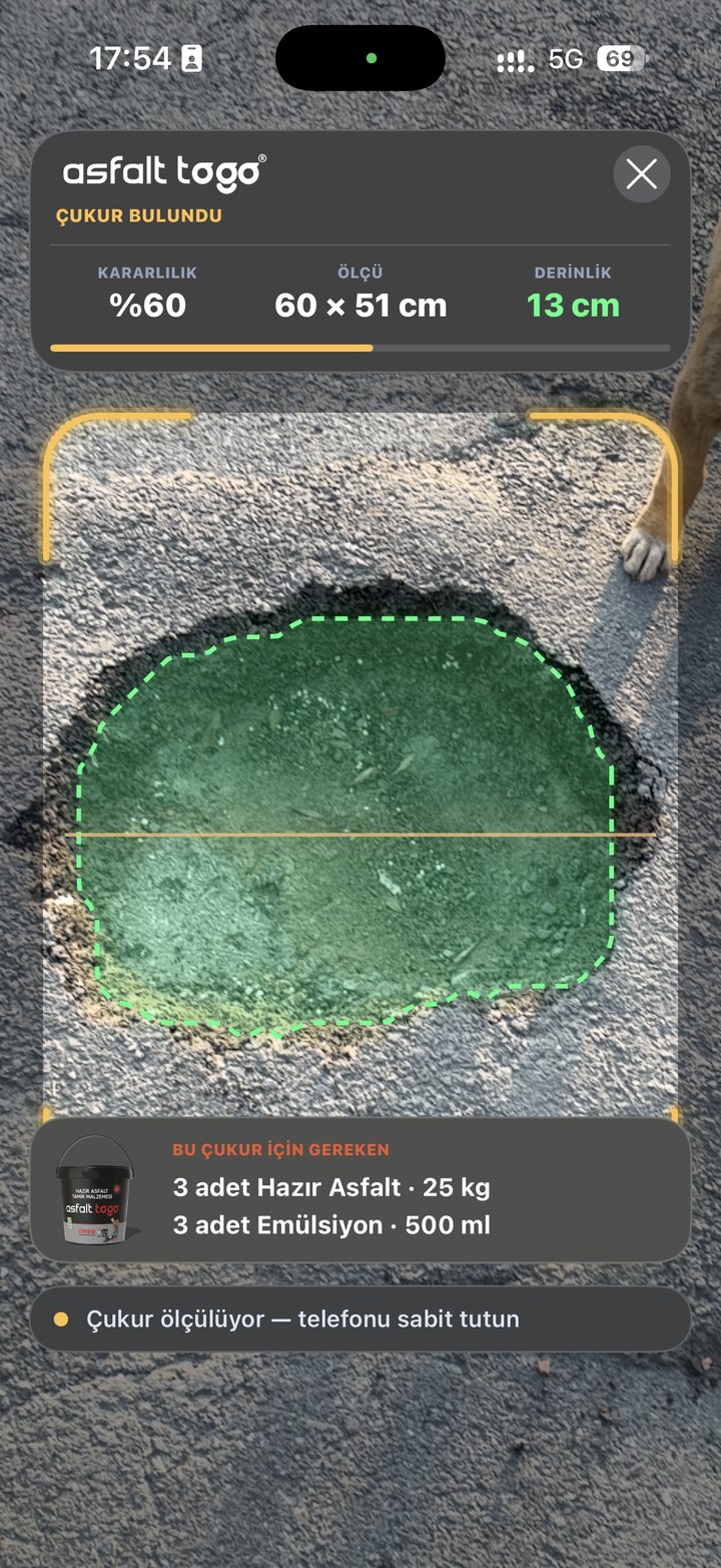 Asfalt TO GO uygulamasında AR çukur ölçümü: 60×51 cm, 13 cm derinlik, 3 kova Hazır Asfalt ve 3 Emülsiyon